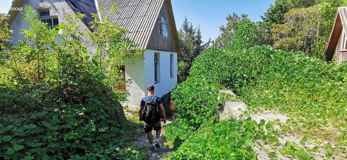 Невозможно представить, но этот домик почти на берегу моря - заброшка.