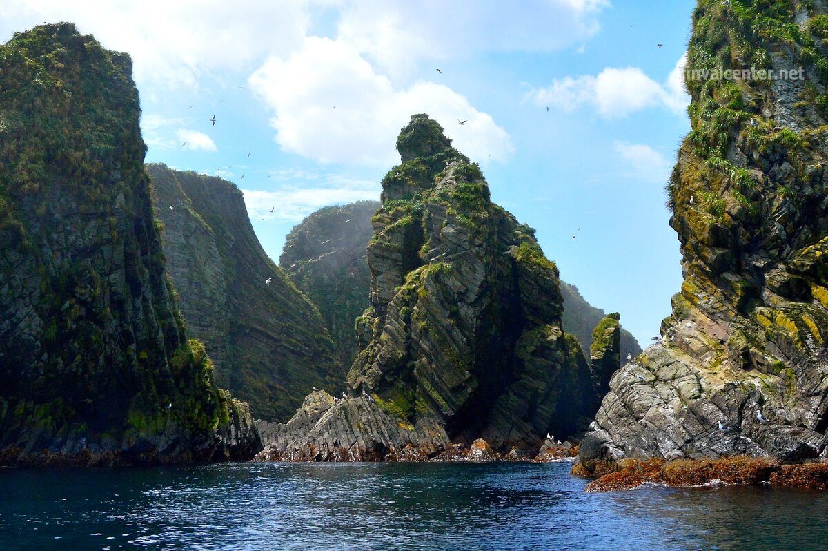 Каменные скалы острова Итуруп