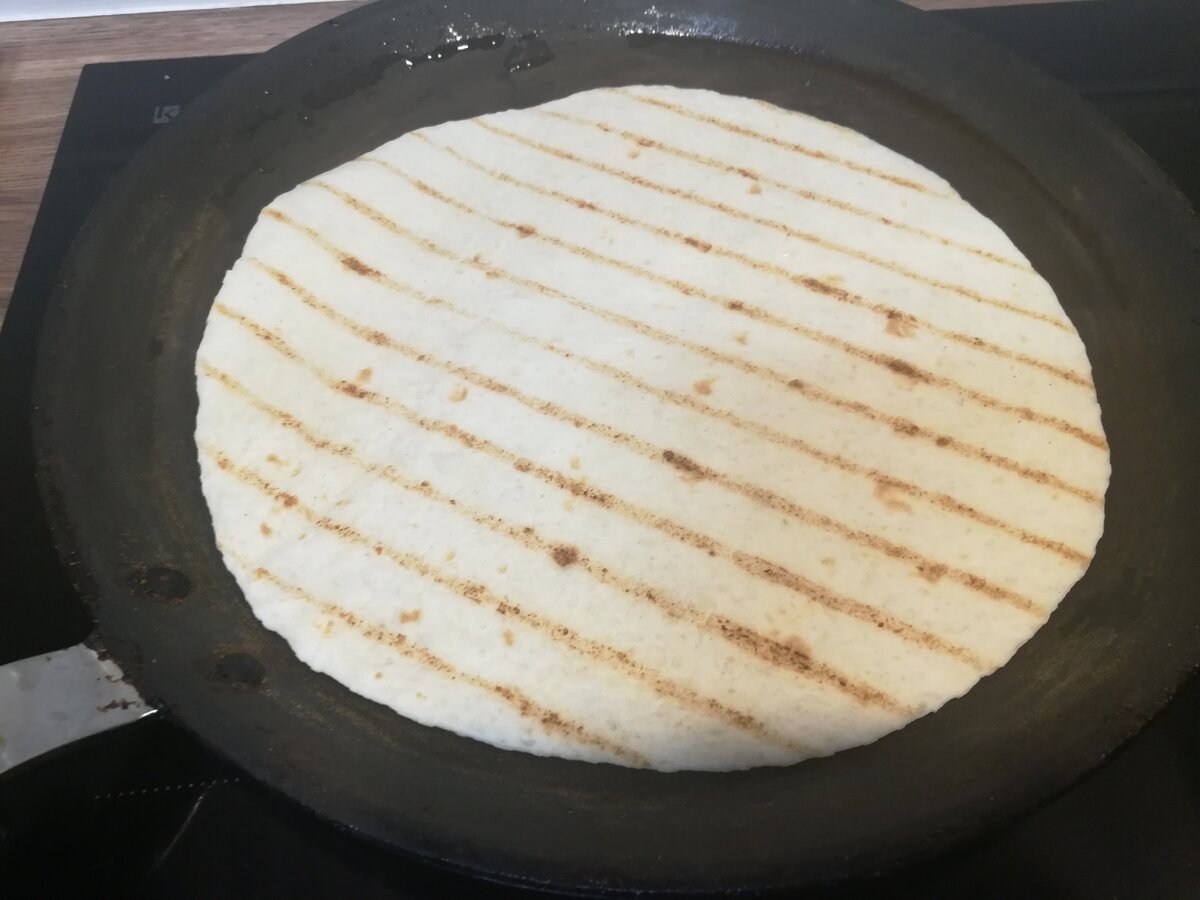 Лаваш на сковороде поджаривается