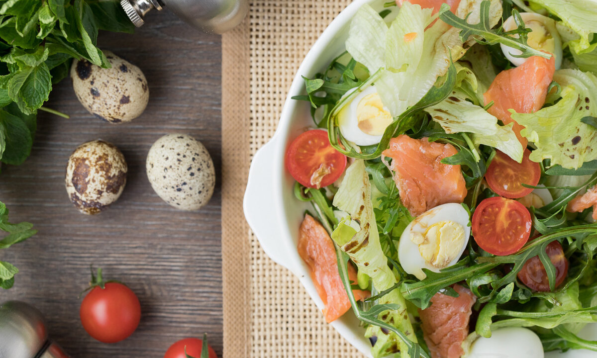 салат из сёмги с перепелиными яйцами