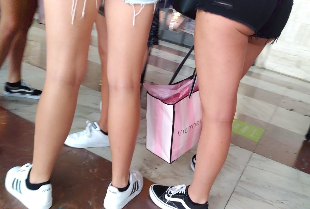 Обращу ваше внимание что ноги без икроножных мышц выглядят куда более некрасиво чем с умеренно развитыми икроножными мышцами. Например, на этом фото очевиден перебор в плане отсутствия мышц. Выглядит не привлекательно.