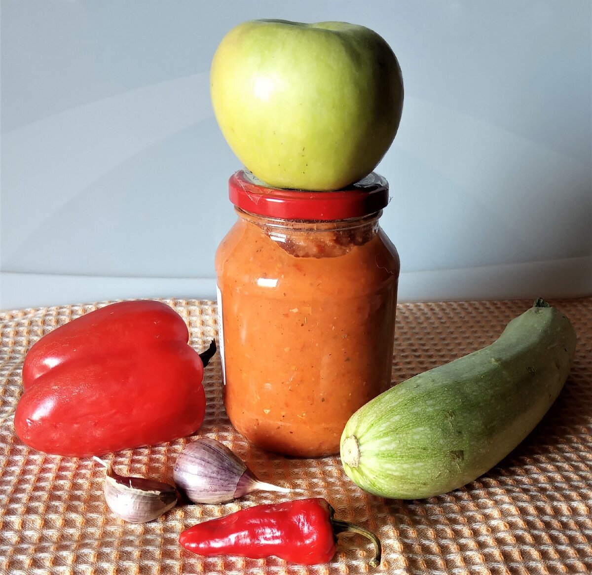 Рецепт аджики с яблоками перцем. Кабачковая аджика. Кабачковая аджика на зиму. Аджика с яблоками. Аджика из кабачков и помидоров.