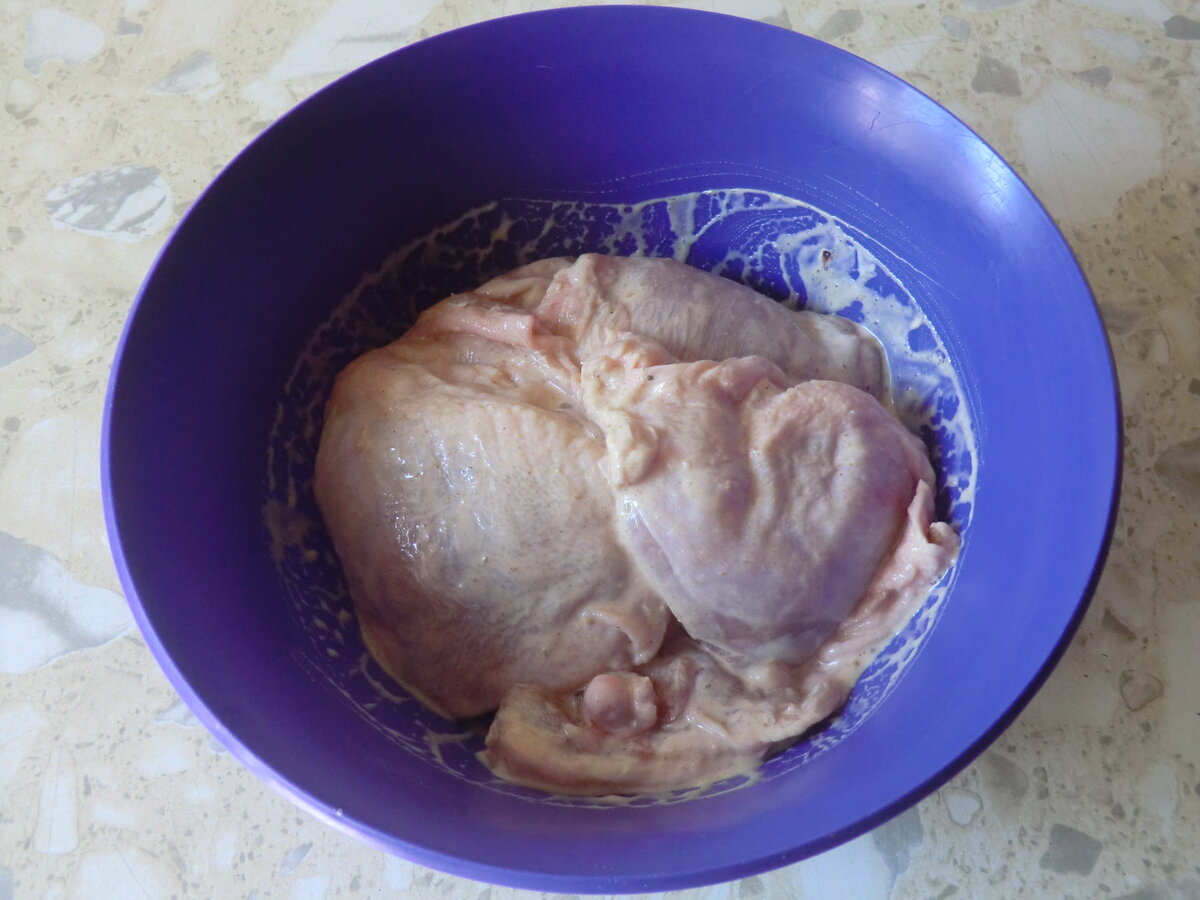 Куринные бедра маринуются.