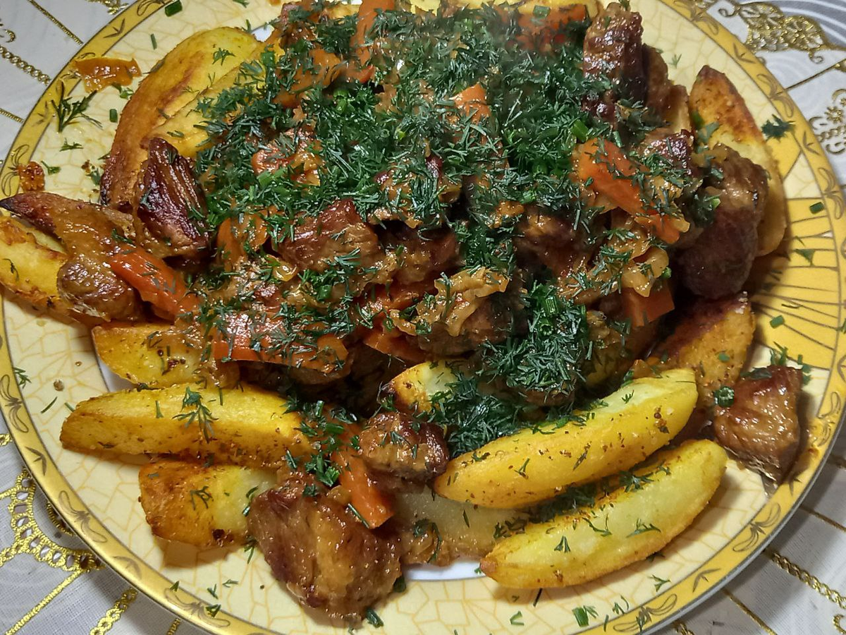 Из продуктов  понадобится: мясо нарезанное на средние кусочки. 
