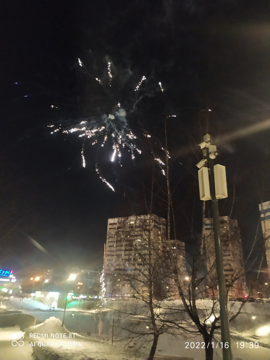 Не-новогодний салют. Фото автора.