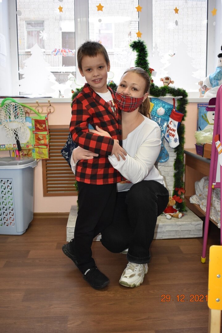 Говорят, мы с Захаром очень похожи. Глаза карие - моей бабушки. Пожалуй, и все)