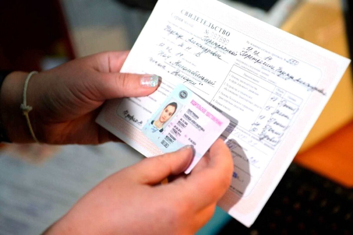 Чобы стать водителем в России достаточно получить водительские права на ту категорию транспорта, которой конкретный человек хочет управлять.