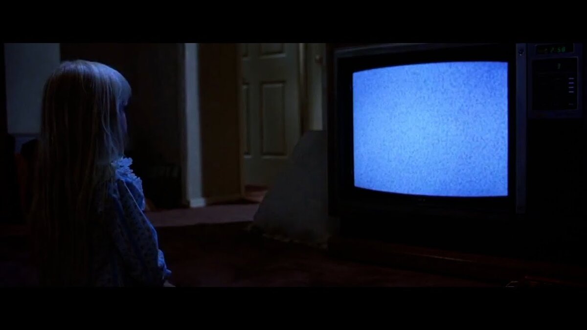 Включи страшное тв. Poltergeist фильм 1982 телевизор. Страшный телевизор. Старый страшный телевизор. Полтергейст фильм трейлер.