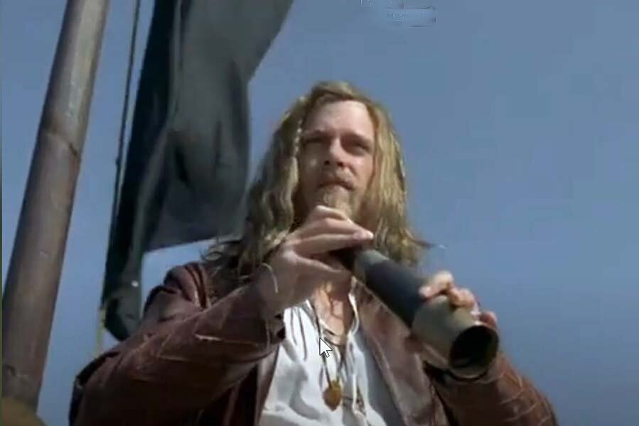 Кадр из немецкого фильма "Сердце пирата" (2006). Немецкий пират Клаус Штертебекер символично смотрит в подзорную трубу, как бы, стараясь заглянуть в будущее, где его потомки захватывают чужие дорогие лодки. 