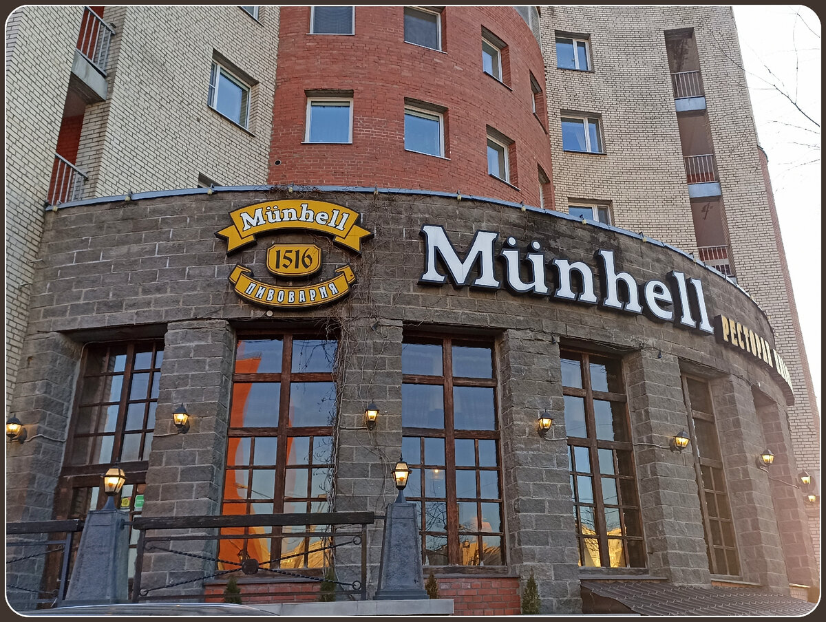 Летом здесь раскинется летняя веранда, но в выходной даже при её наличии столик лучше заказывать заранее