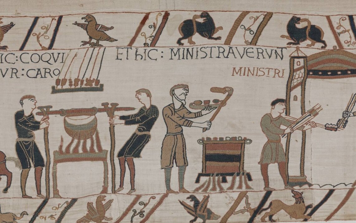 Перед сражением при Гастингсе в 1066 году: готовят еду для пира. Все иллюстрации взяты из музея города Байё (bayeuxmuseum.com)