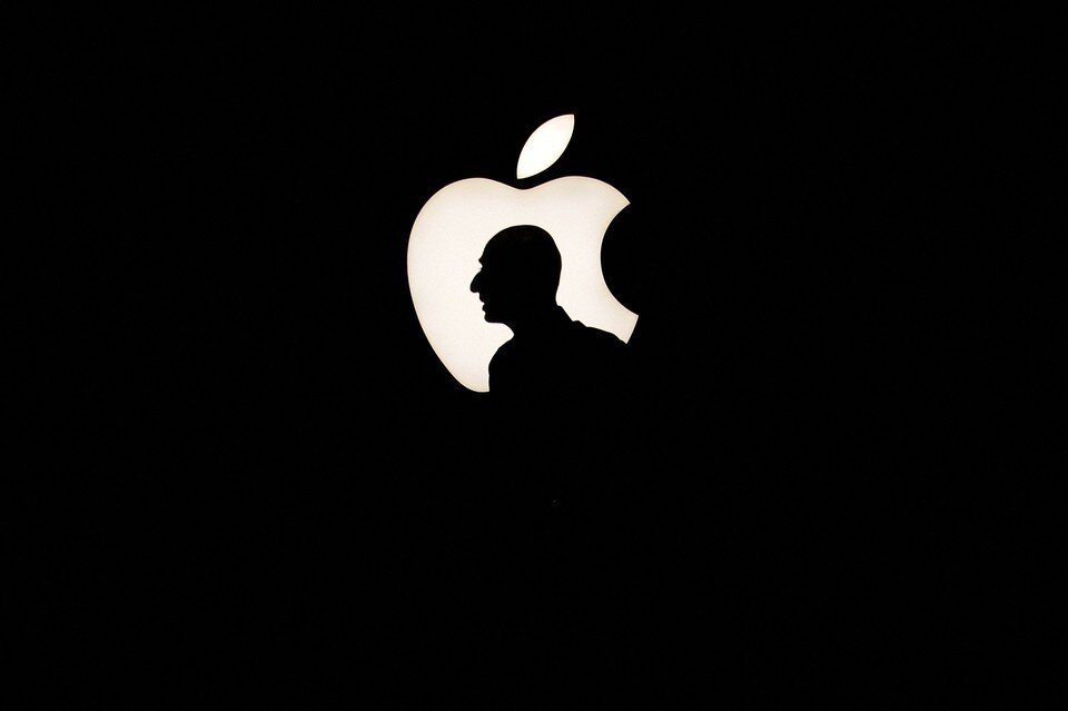     Apple сокращает производство iPhone и AirPods из-за снижения спроса  REUTERS