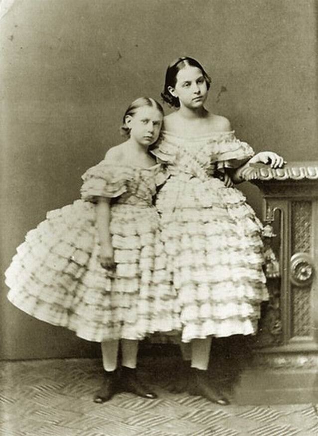 Великие княжны Вера и Ольга Константиновна Романовы. Середина 1850-х.