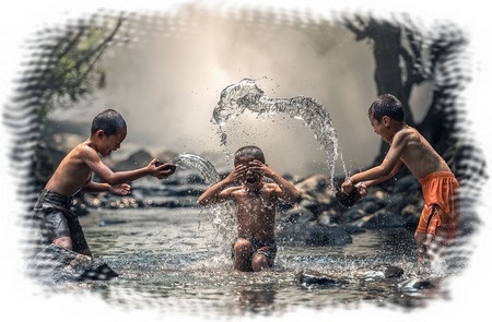  Лето 
Мы всю зиму ждали лето,
Дивные нам снились сны,
А природа чуда лета 
Принесла в конце весны.
Лето – чудные мгновенья,
Лето – лучшая пора,
Лето – это наслажденье,
Лето любит детвора!
В небе солнышко сияет,
Дети плещутся в пруду,
Ветерок, слегка хромая, 
Спрятался в большом саду…
Он оттуда наблюдает 
Как резвится детвора…
Верерок-задира знает,
Лето – чудная пора!
