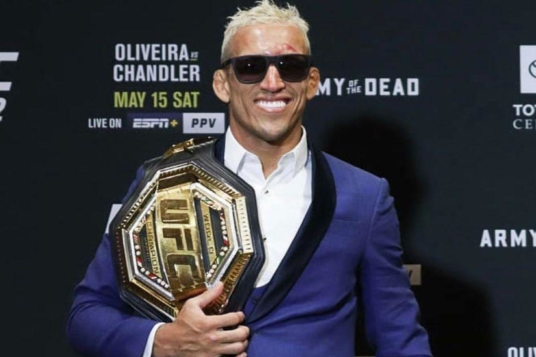 Чарльз Оливейра в очках