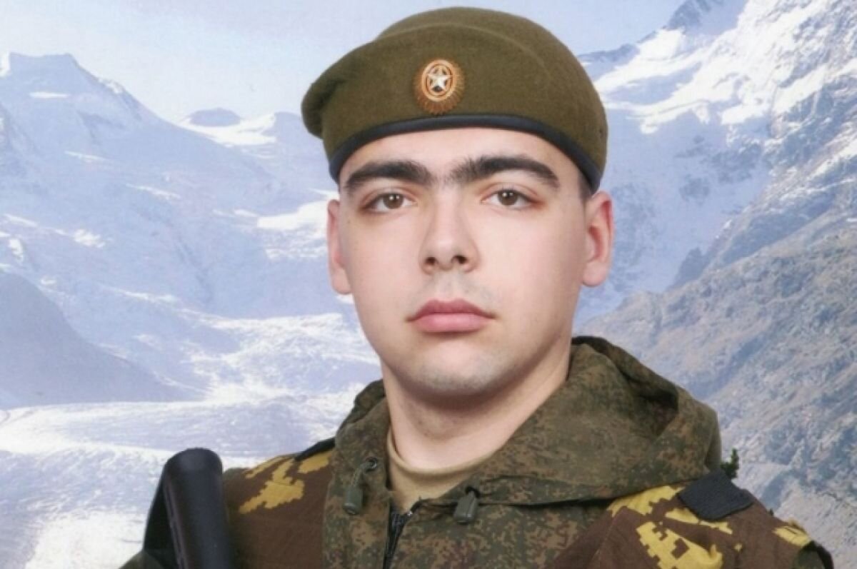    Родителям погибшего на Украине рядового вручили его Орден Мужества