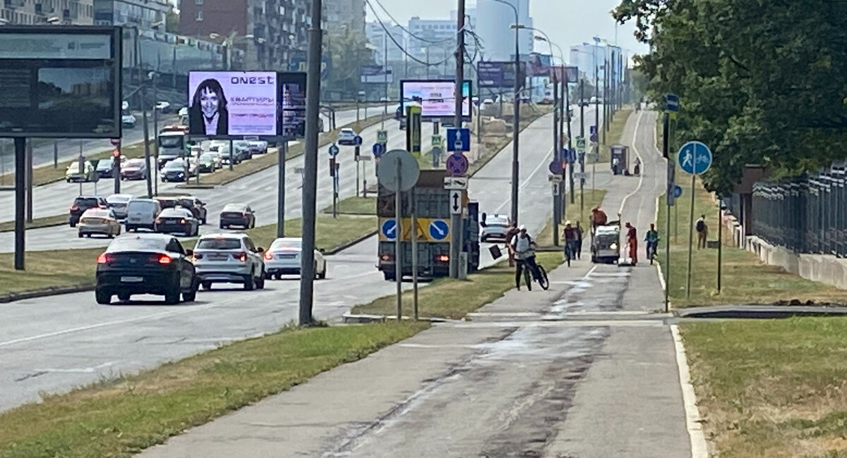Снятая разметка на велосипедной дорожке. Фото автора.