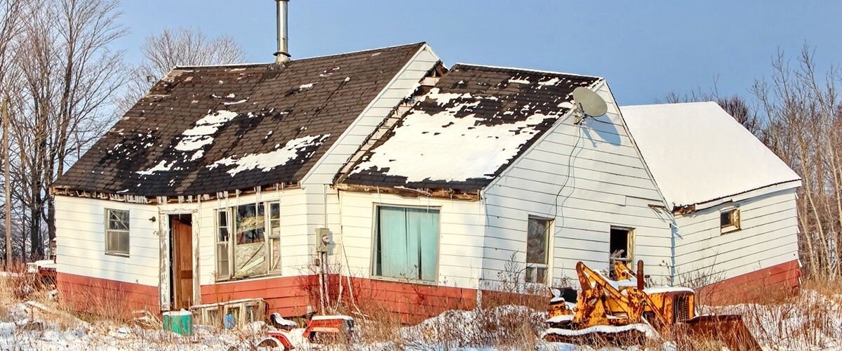 Пример здания, пришедшего в аварийное состояние в результате неравномерного подъема грунта под основанием