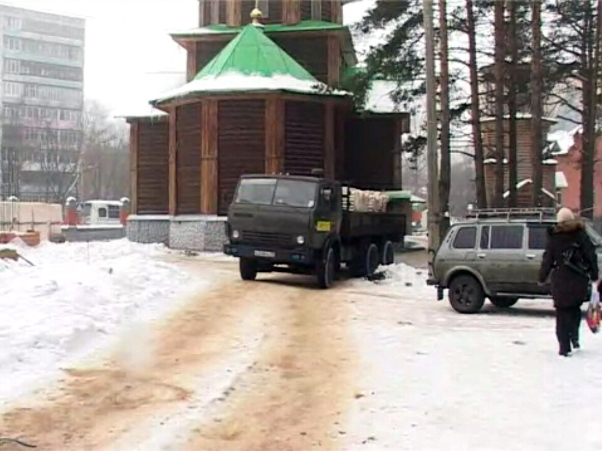 Выгрузка кирпича для строительства Казанского храма; январь 2009 г.