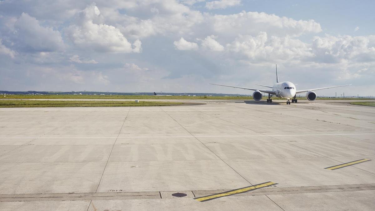    Самолет стоит в аэропорту:Gu / Getty Images