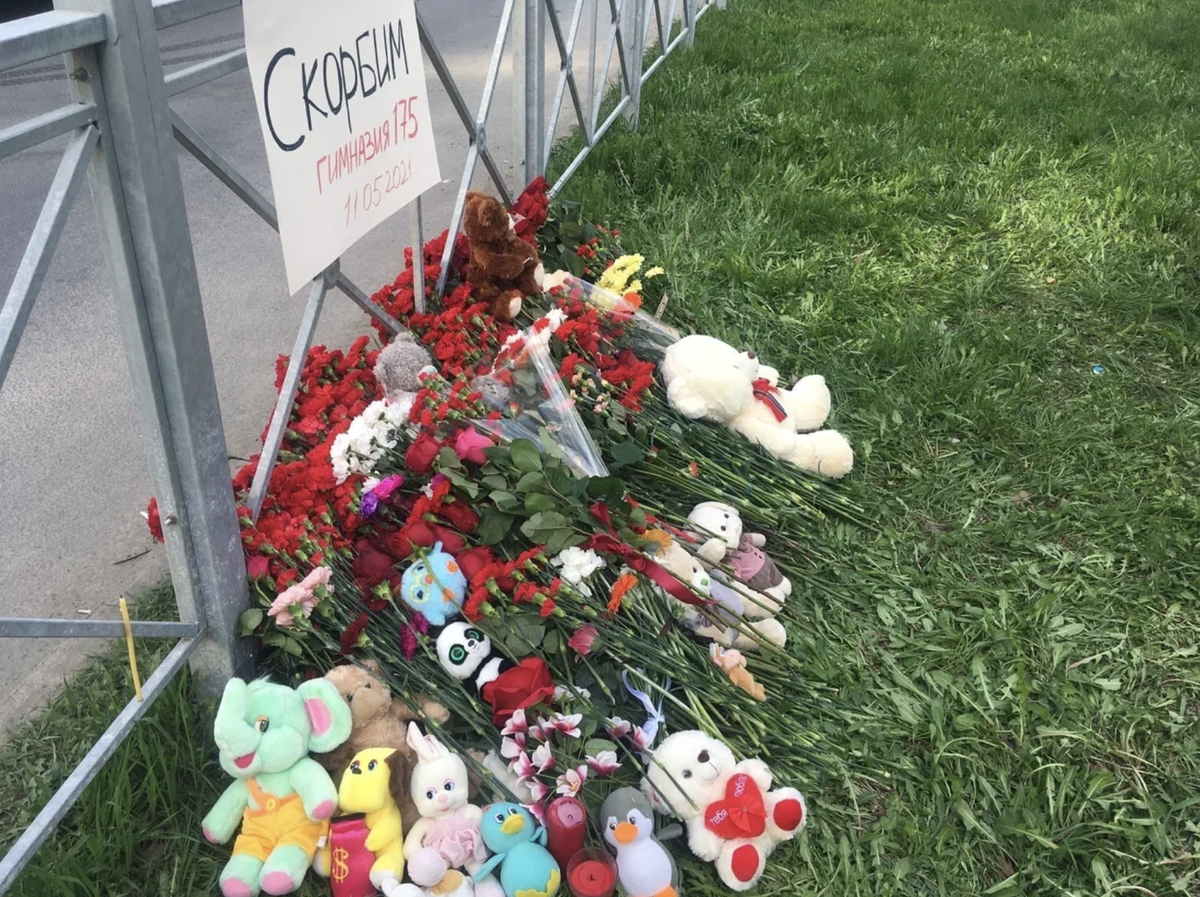     Генеральная прокуратура РФ не нашла прямой связи между нападением на гимназию № 175 и бездействием ее директора Амины Валеевой. Вместе с этим рассматривалась причастность главы охранной компании Сергея Иванова и инженера Марата Зиганшина. Об этом стало известно «Коммерсанту».