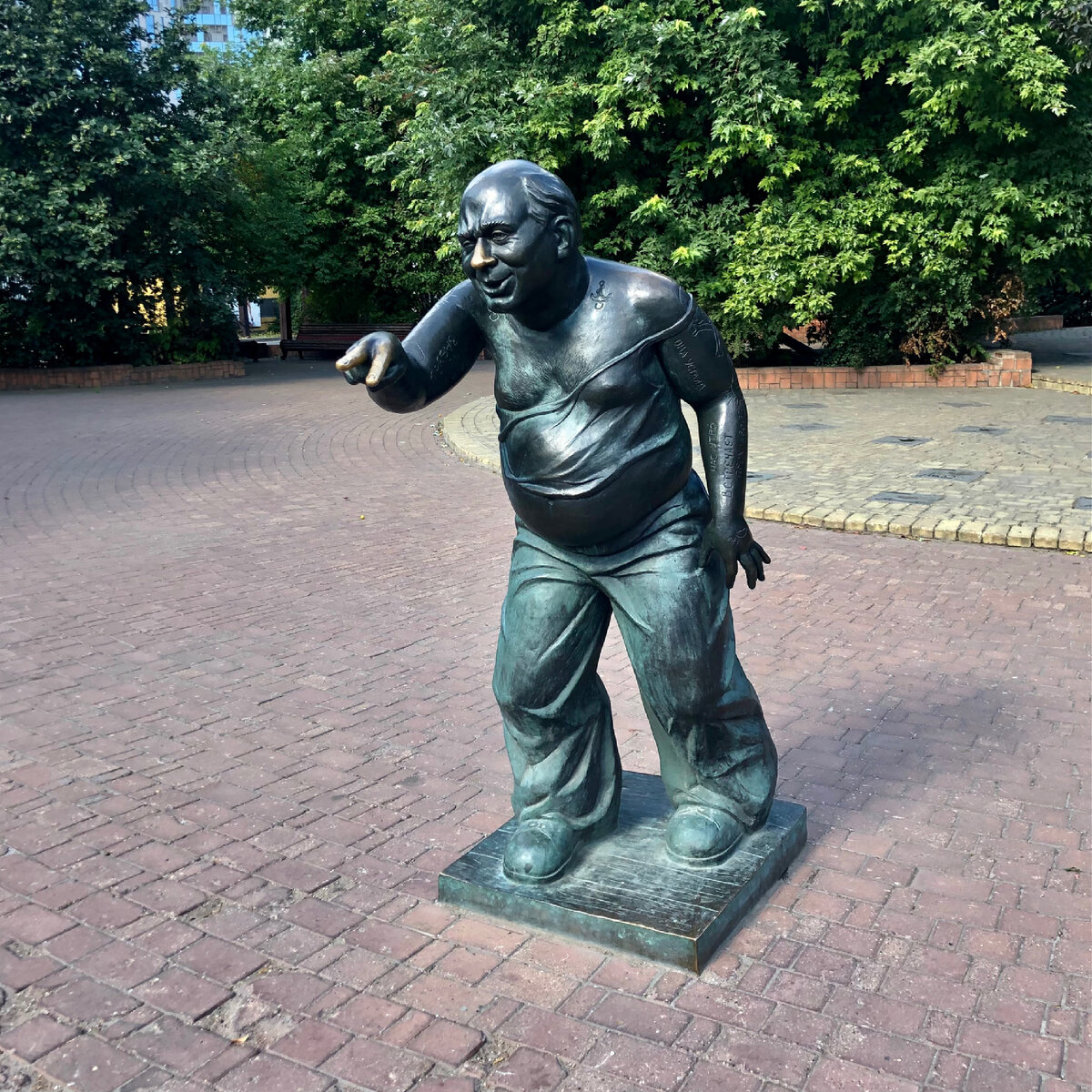 Скульптура стоит на Мосфильмовской улице на «Аллее кинозвёзд» (фото автора) 