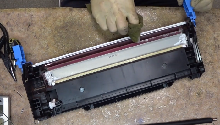 Фото 75. Выдавливаем ролик проявки