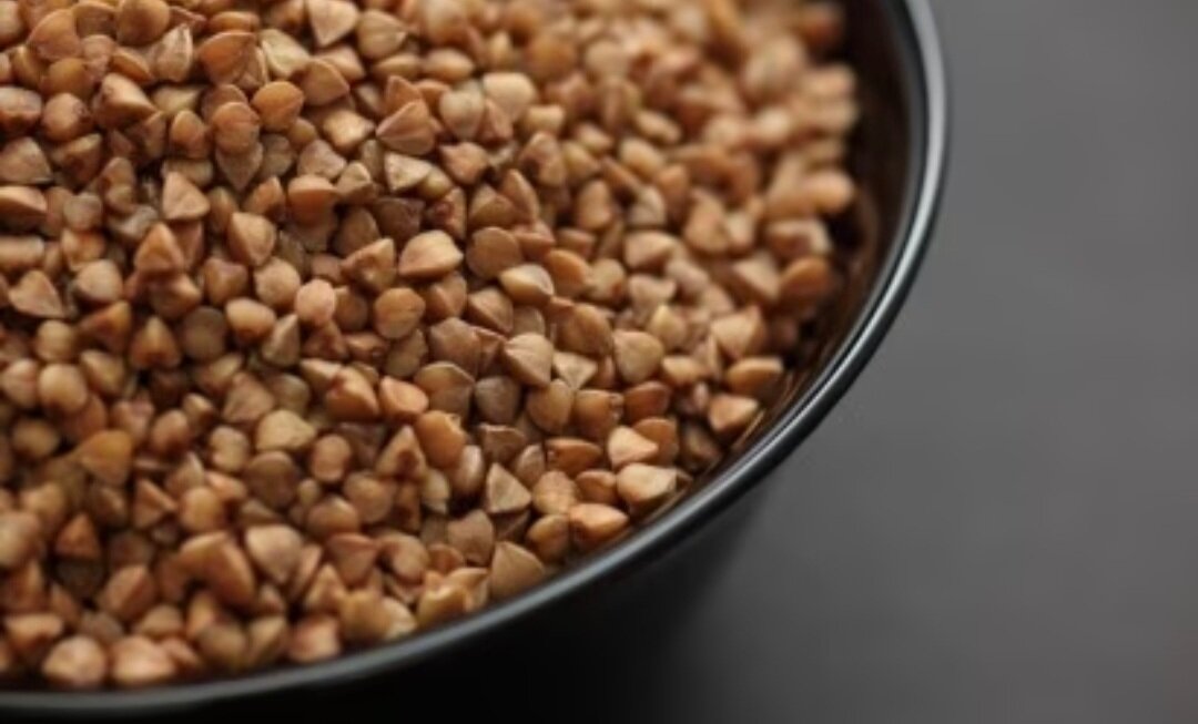 В чём польза гречки?

Гречка – настоящий символ здоровой пищи, в её составе более 50 ценных веществ. Эта крупа – один из лидеров по содержанию растительного белка (больше только в бобовых), более того, белок хорошо усваивается.
