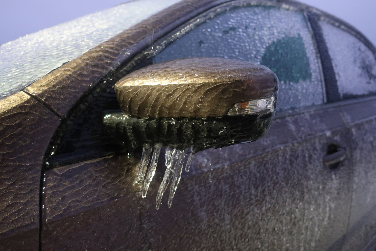 Замерзший замок автомобиля. Защита замка от замерзания. Ледяной дождь приколы. Замерзает замок Каптур. Замерзает замок в гараже.