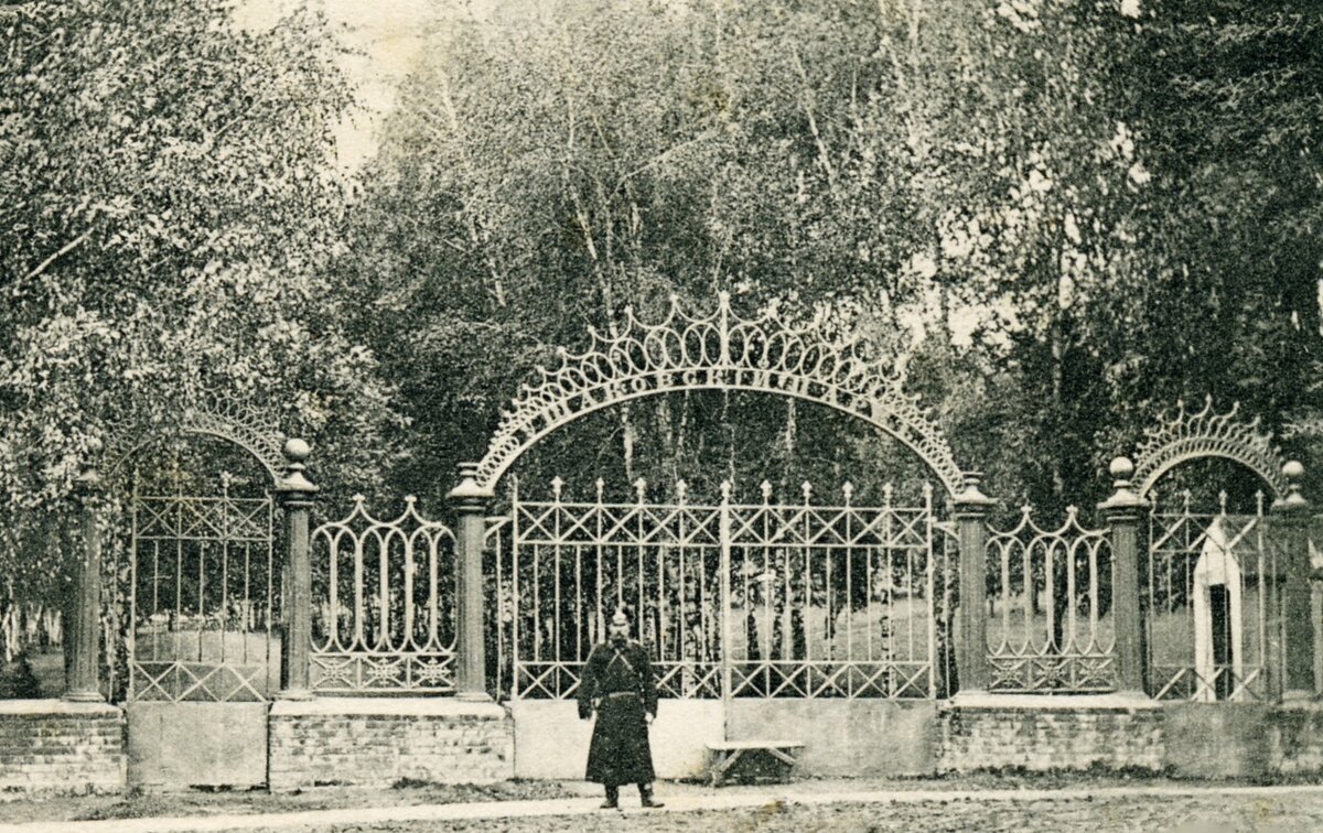 Мраморный мост пушкин царское село. Культурный центр старый парк в кабардинке. Императорские конюшни в петергофе. Заброшенные дома. Призрак старого парка.