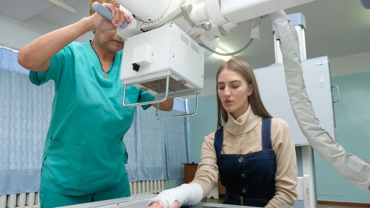    Врач делает рентген девушке:NUR.KZ / Владимир Третьяков
