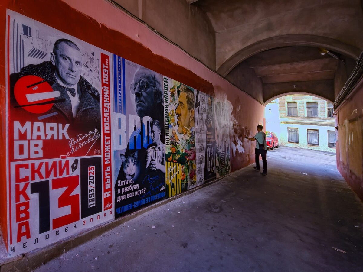 Современное искусство в Петербурге. Евгений Крылов заканчивает работу.