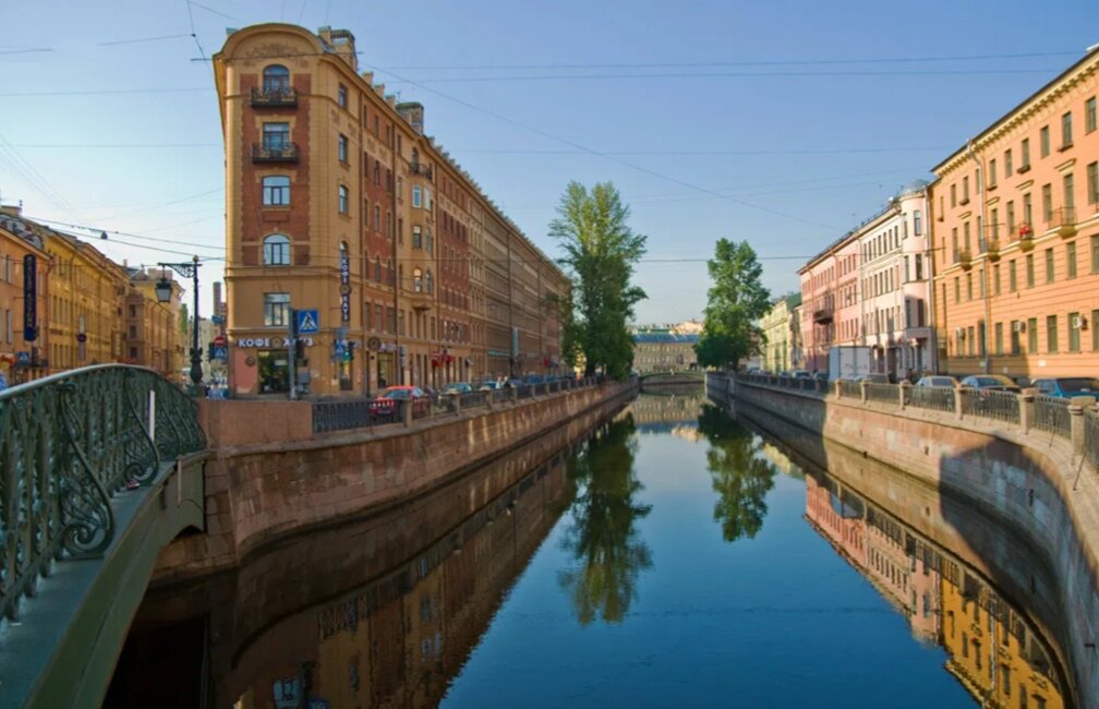 Фото: Яндекс картинки. Адмиралтейский район СПб. Слияние Фонатнки и канала Грибоедова. Конец улицы Садовой. Дом слева прозвали: УТЮГ