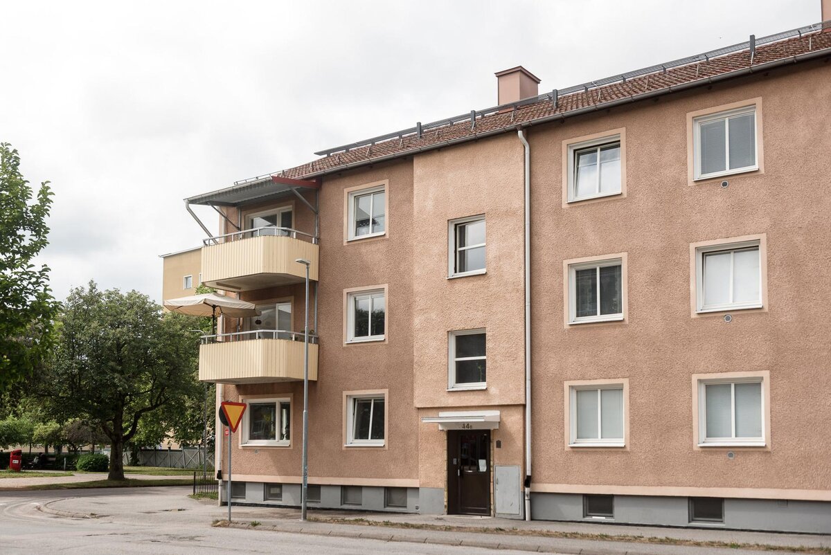 Так выглядит дом, в одну из квартир которого мы сегодня заглянем. Он находится в городке Халльстахаммар (население чуть больше 10 тысяч человек). Город ничем не примечателен, кроме одного факта — проезд в общественном транспорте здесь бесплатен абсолютно для всех жителей