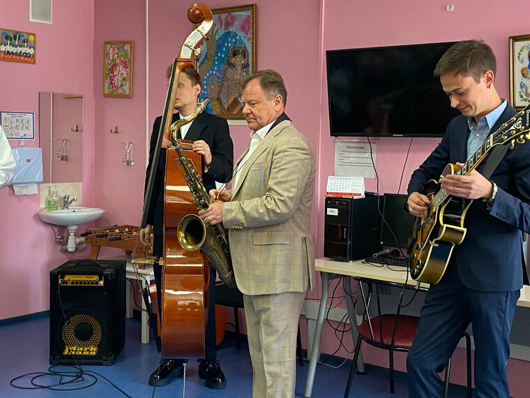    Артист России Игорь Бутман сыграл для участников СВО, которые лечатся в центре доктора Волковой