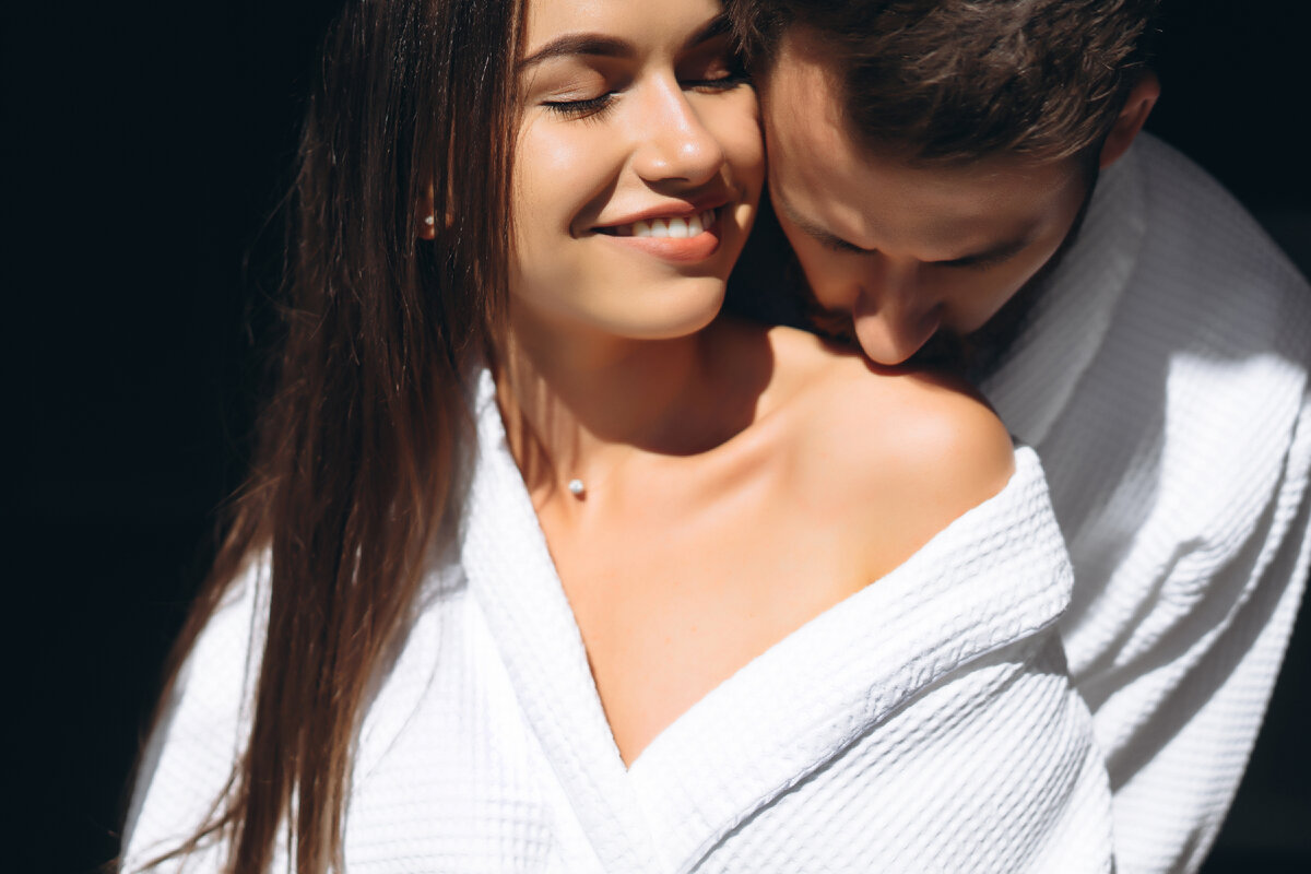 <a href="https://ru.freepik.com/free-photo/young-man-gently-kissing-beautiful-woman-on-shoulder_6440840.htm#query=%D0%BF%D0%BE%D1%86%D0%B5%D0%BB%D1%83%D0%B9&position=43&from_view=search&track=sph">Изображение от teksomolika</a> на Freepik