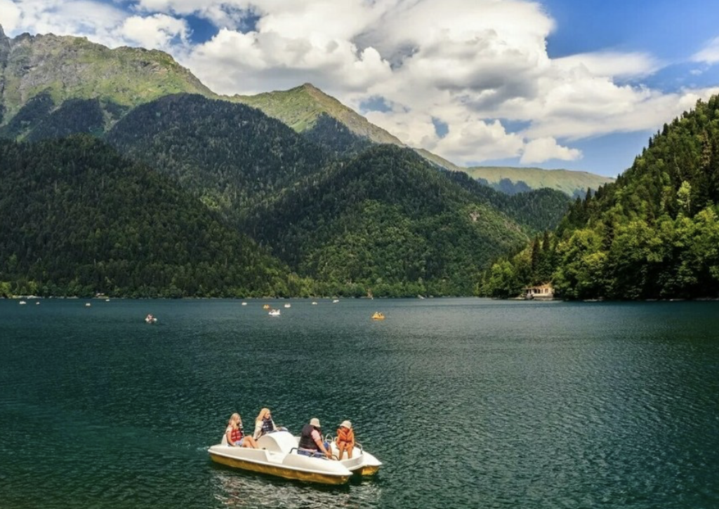 Фотография взята из интернета(https://www.kudanamore.ru/articles/ozero-rica/)