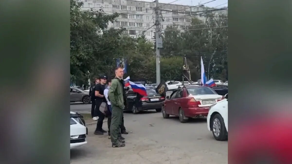 В Новосибирске заметили скопление автомобилей с флагами ЧВК «Вагнер» |  Драга.Лайф | Дзен