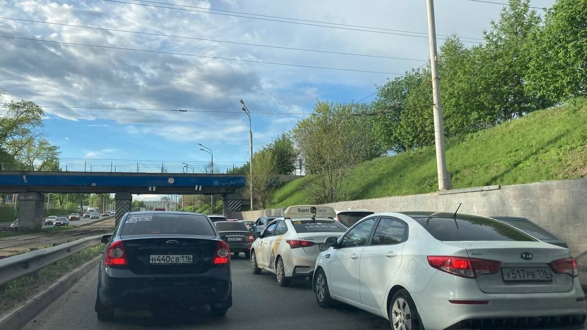     В Казани в Советском районе образовался огромный затор из-за неработающего светофора. Впервые о проблеме сообщили очевидцы в сервисе «Яндекс.Карты».