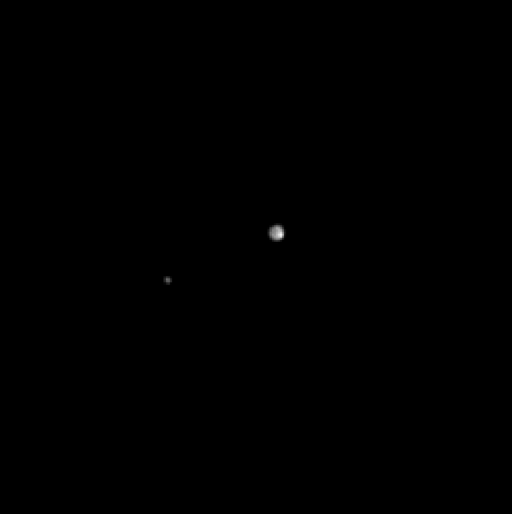 Источник: Spacegid.com. Анимация вращения взаимно-центрической системы Плутона и Харона. Явно заметно их взаимное вращение, которое также вращается вокруг окружного центра Плутона, также вращающегося. Различимо потому обратное направление вращение самого Плутона вокруг окружного центра (в виде либрации). В лунно-земном вращении такое движение Земли приводит к лунным приливам и отливам, причём с двух сторон одновременно.
