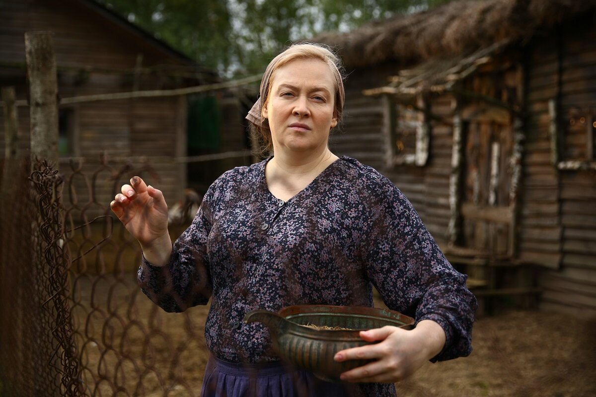 Ауг часто говорила, что ей нравится играть роли русских женщин, но она считает себя эстонкой и не любит Россию.