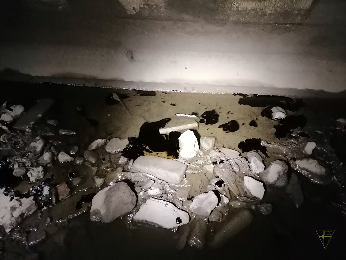 Следы мазута в коллекторе р.Чечёра, май 2023-го года