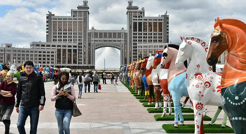 Жители казахстана. Астана Казахстан люди. Астана жители. Астана люди на улице. Астана Казахстан население