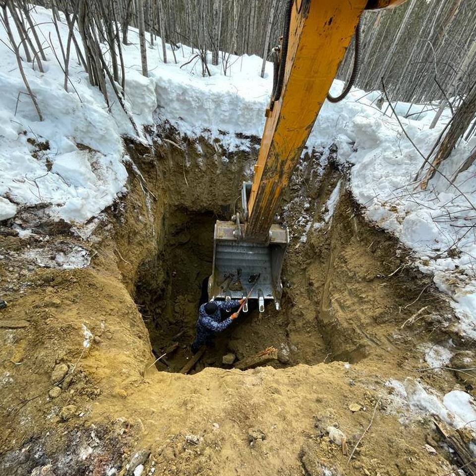     Яму снова раскопали, а на дне нашли останки убитых