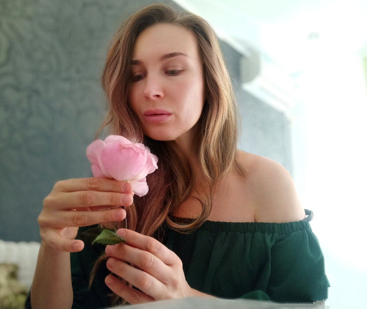 Всём привет! Меня зовут Анфиса. Я аромапрактик, жена, мама и бабушка. Здесь я рассказываю, как управлять своим состоянием и делюсь секретами ухода за собой. А ещё здесь тепло и уютно. Добро пожаловать! 