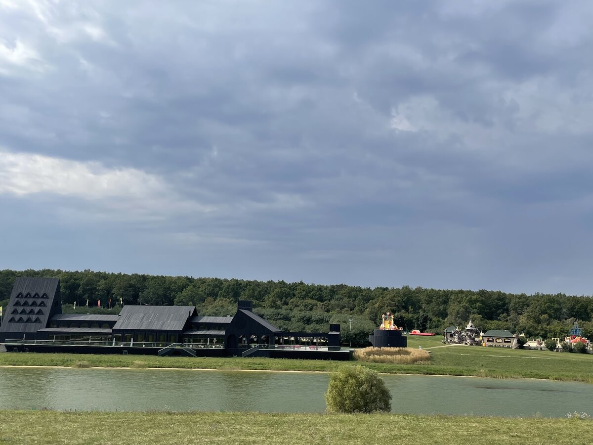 Центр гостеприимства с рестораном и фудкортом