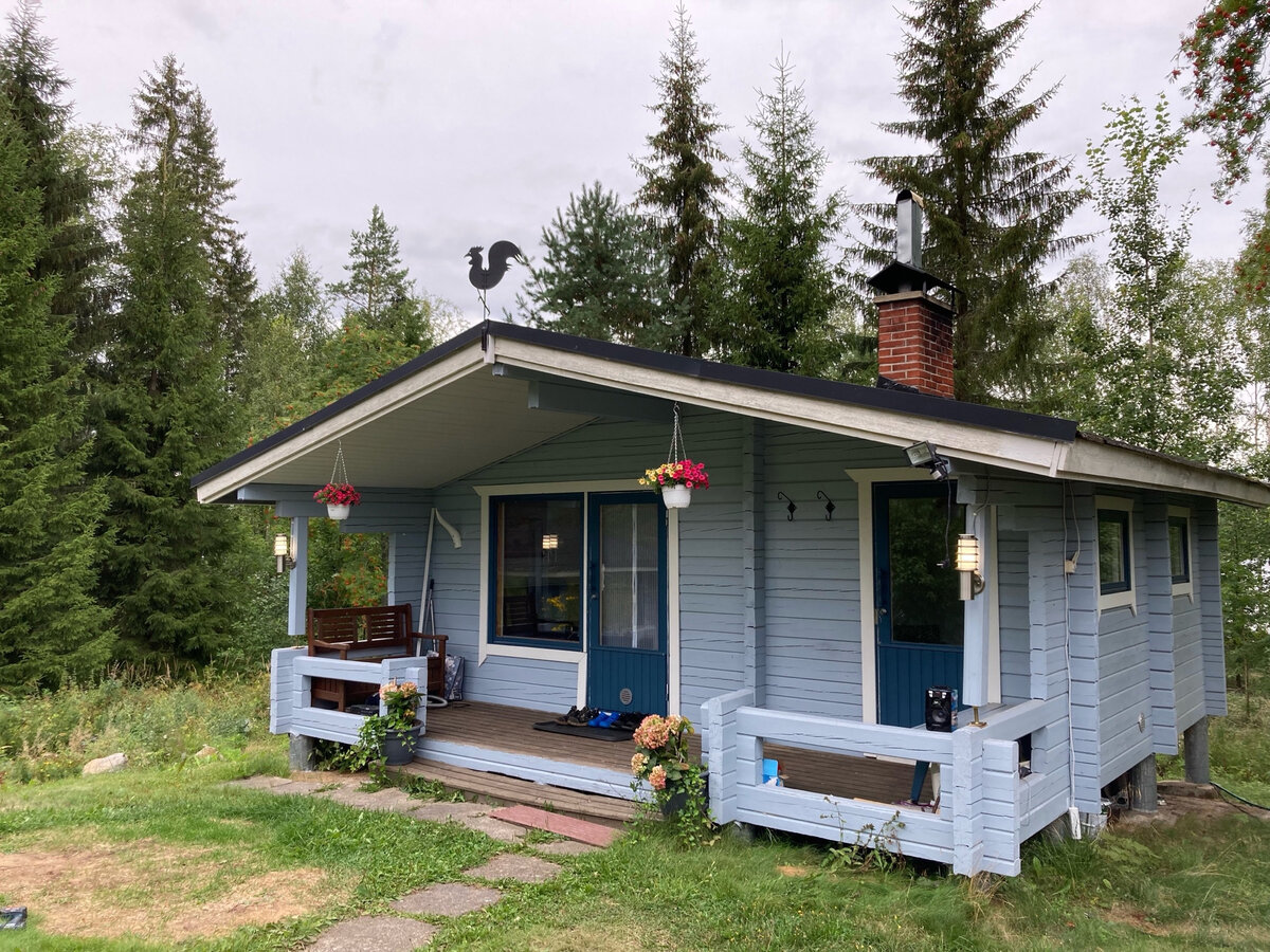 Начнем экскурсию с большого домика (ну, относительно большого)