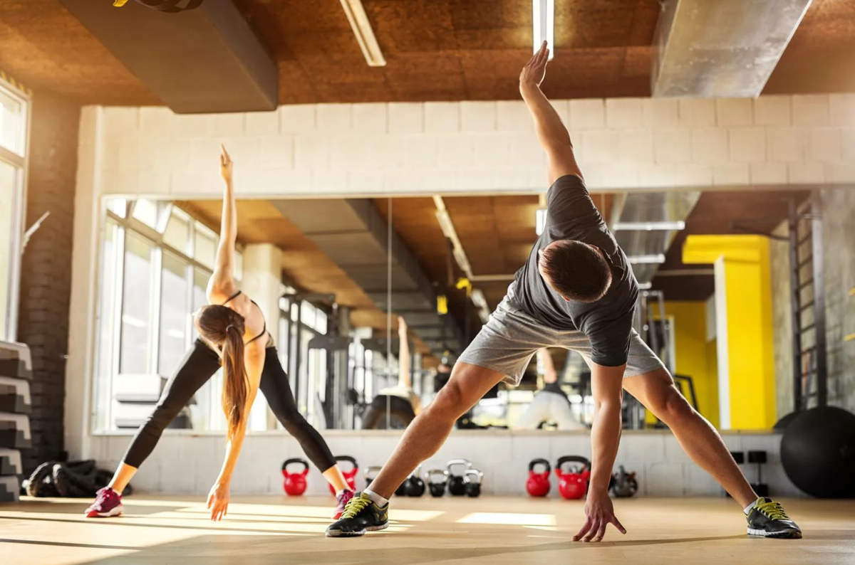 Виды спортивного фитнеса. Занятие спортом. Спортивные занятия. Растяжка в спортзале. Фитнес разминка.