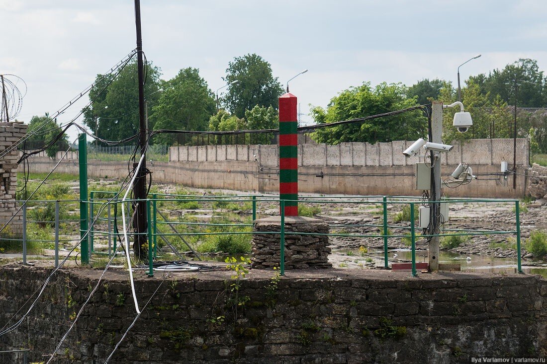 пешеходная граница нарва ивангород. нарва ивангород граница. российско-эстонская граница. открыта граница с эстонией сейчас. русско-эстонская граница нарва.
