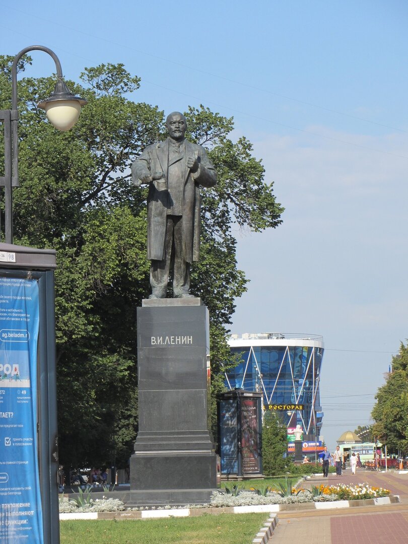 Памятник Ленину на Народном бульваре Белгорода. Фото автора